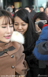 王力宏抵沪与爱妻前后分开走 二嫂险被挤丢(图)