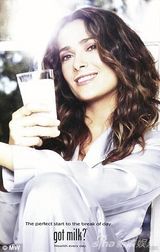 组图：萨尔玛-海耶克变身俏皮主妇宣传牛乳魅力