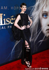 组图：海瑟薇俏皮短发抢眼 阿曼达宝石抹胸裙美艳