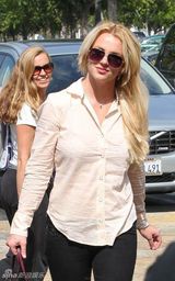 组图：布兰妮现身加州街头气色佳 透视装秀风骚