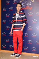 组图：王阳明出席品牌活动 获温升豪赞身材好