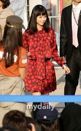 组图：宫崎葵釜山宣传《妈妈》 穿红裙俏皮可爱