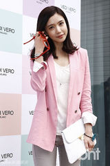 组图：金莎朗秀智等戴墨镜出席活动 秀性感美腿