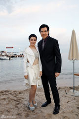 组图：陈廷嘉出席《十二生肖》酒会 与费翔合影