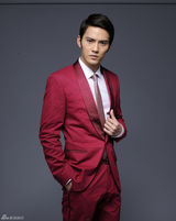 组图：徐正曦红色写真演绎秋季时尚