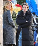 组图：莉顿-梅斯特片场闲聊 蕾丝裙突显圆润丰臀