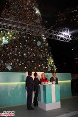 组图：歌神张学友童心未泯 大玩旋转木马兴致颇高