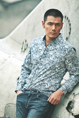 组图：邵兵硬朗登封面型男酷劲十足