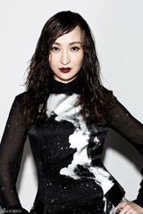 组图：美女主播宇秋写真 黑色镂空性感