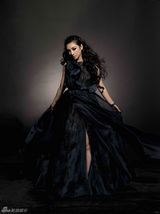 组图：黄奕魅惑大片 半裸猛男簇拥尽显女神范儿