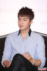 组图：李敏镐穿衬衫帅气亮相 台上憨笑吐舌卖萌