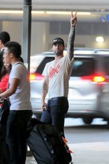 组图：魔力红主唱帅气亮相机场心情大靓