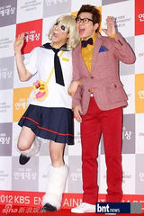 组图：刘在石UEE等韩众星亮相KBS演艺大奖红毯