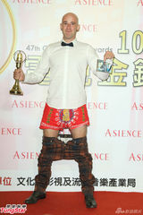 组图：吴凤获金钟行脚节目主持奖 后台脱裤露红内裤