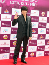 高清组图：宋承宪崔智友rain等出席乐天纪念仪式