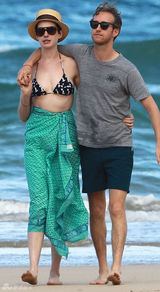 组图：海瑟薇比基尼性感 与老公十指紧扣热吻