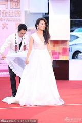 组图：欧开合唱团白色造型 女团员获专人提裙摆