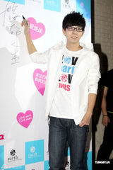 组图：胡夏抱病出席公益活动 为地震灾区献爱心