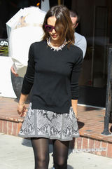 组图：阿尔芭透明黑丝外出购物 神色凝重满载归