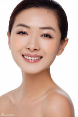 组图：万茜裸妆写真曝光 清新大气展温暖笑容