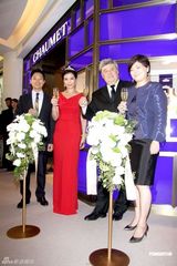 高清图：钟楚红为珠宝店剪彩 着红色礼服变公主