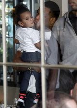 组图：碧昂斯一家现身巴黎 老公与爱女穿亲子装