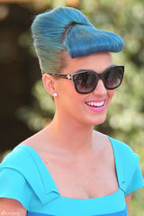 组图：凯蒂佩里蓝发爆乳似芭比 斗鸡眼表情鬼马