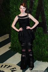 高清组图：艾玛-斯通黑色礼服亮相奥斯卡派对