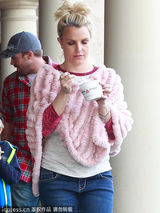 组图：布兰妮不舍小甜甜称号 粉罩衫扮嫩吃甜品