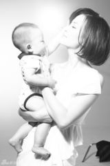 组图：刘孜带宝宝“卖萌”四连拍 展甜美辣妈气质