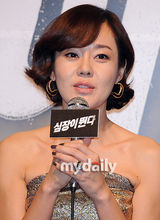 组图：金允珍金色裹身裙性感 朴海日宣传《心在跳》