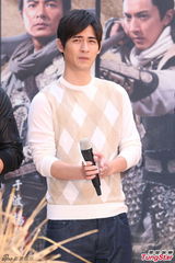 组图：《杨家将》粉丝热情 众帅承诺脱衣