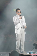 组图：雷颂德个唱献歌儿子 郑秀文助阵掀高潮