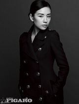 高清图：董洁拍杂志封面 黑白照片显高贵气质