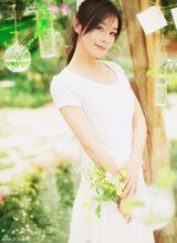 组图：袁姗姗夏日写真 清新白衣化身正能量女孩