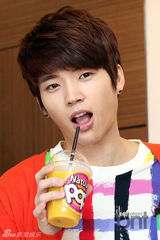 组图：韩团INFINITE出席代言品牌粉丝签名会