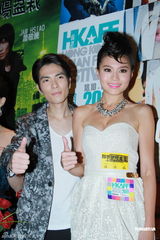 组图：周秀娜低胸短裙亮相 曾宝仪与父亲同台有压力