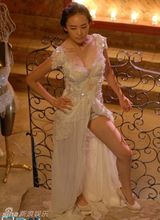 组图：童瑶为新片拍内衣装展迷人身材