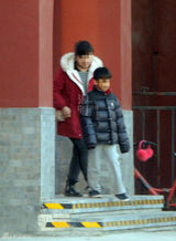 组图：张艺谋子女放学保姆一对一接 别墅围黑布