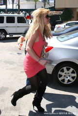 幻灯图集：布兰妮不穿bra也要秀 下身很显瘦