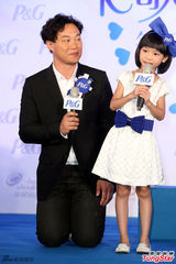 组图：陈奕迅个唱门票秒杀 与童星 乔 乔 比鬼脸