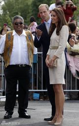 组图：英国凯特王妃频频亮相 偏爱优雅装扮