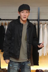 组图：陈冠希举办改版签书会 自曝与女友无结婚打算