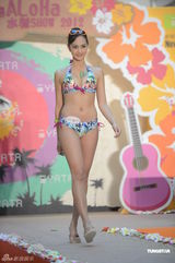 组图：Jessica C比基尼秀美胸俏臀 自曝找到新对象