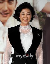 组图：郑柔美高斗心等宣传《妈妈的庭院》