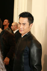 组图：郑嘉颖受邀巴黎看秀 大手笔办新衣