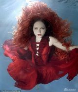 组图：女星水下写真妖娆 凯莉布鲁克化身美人鱼