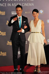 组图：惠英红着白裙现身 红毯大方秀笑容