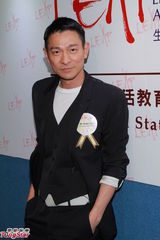 组图：刘德华投身公益避谈女儿