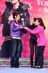 组图：H.E.出席活动Selina献声 圣诞改捐烫伤基金 